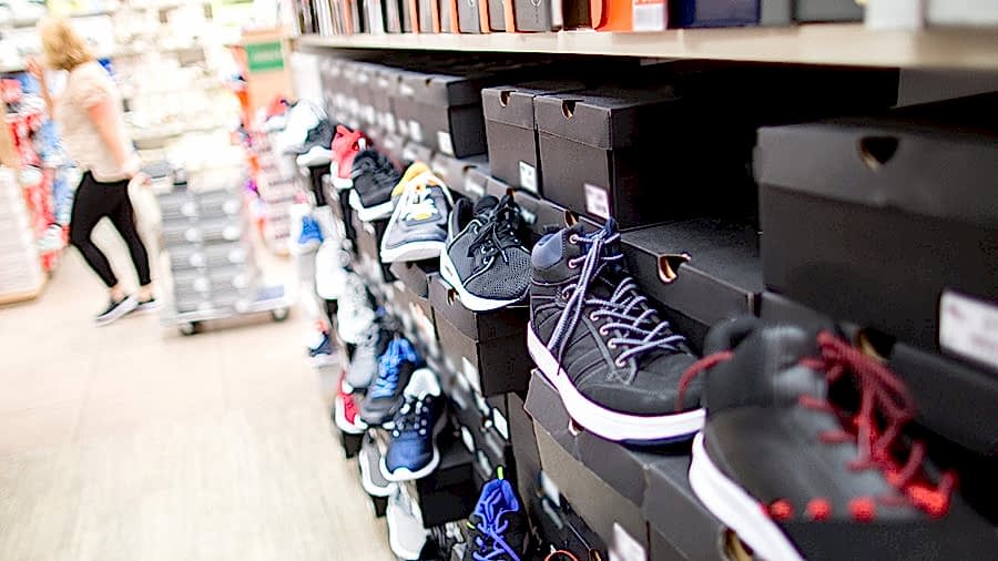 В Казахстан могут начать маркировать обувь с помощью двухмерных штрих-кодов. 