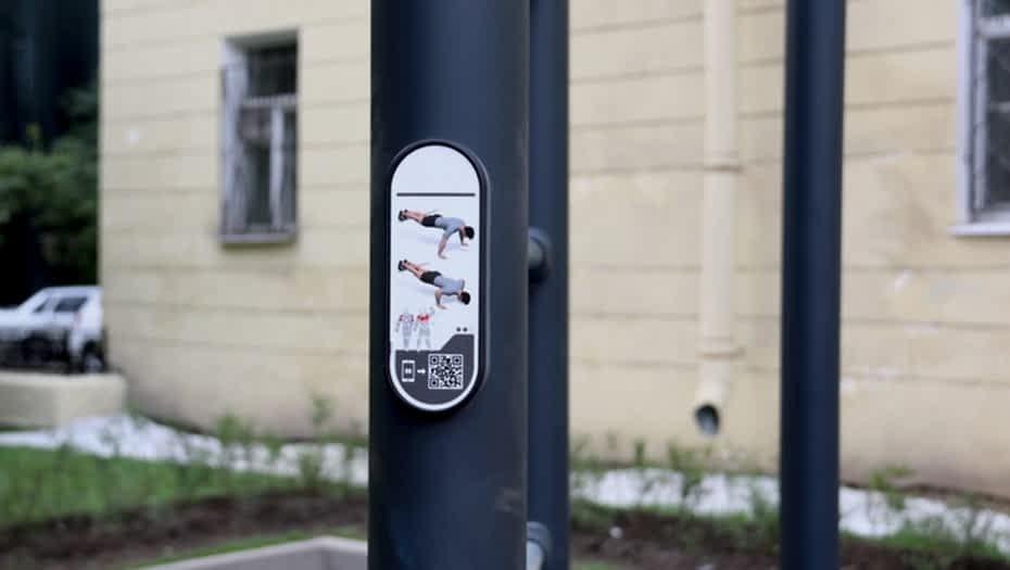 В Адмиралтейском районе Алматы открыли спортивную площадку со спортивными тренажерами, на которых размещены QR-коды